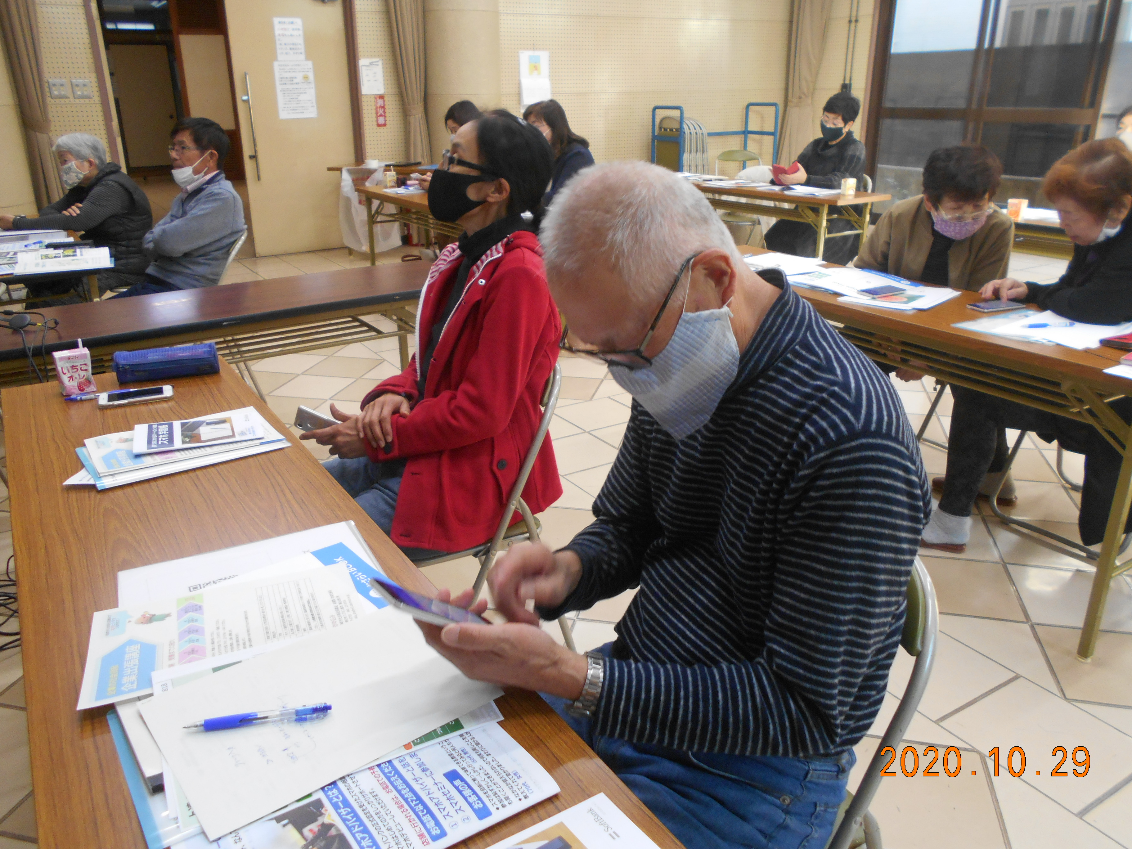 其々スマホの練習をする受講者の皆さん